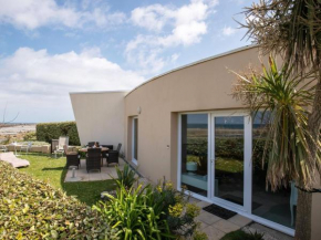 Apartment Les Pieds dans l'eau by Interhome